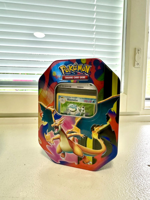Pokémon Charizard TIN BOKSI Sis. Blastoisen + kasan kortteja