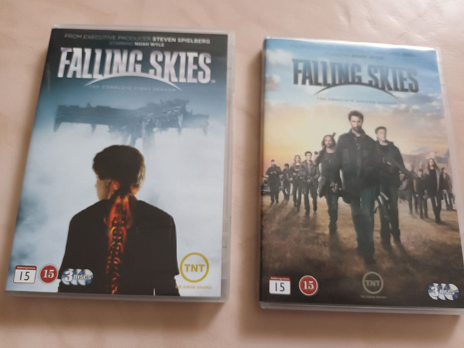 FALLING SKIES 1 -2  kaudet DVD 2012 Steven Spielberg