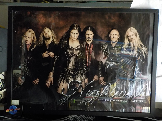 NIGHTWISH - TAULU KOKO BÄNDIN NIMMAREILLA (W)