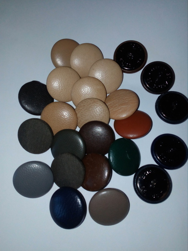 Nahkaisia kantanappeja 24 kpl 24 mm