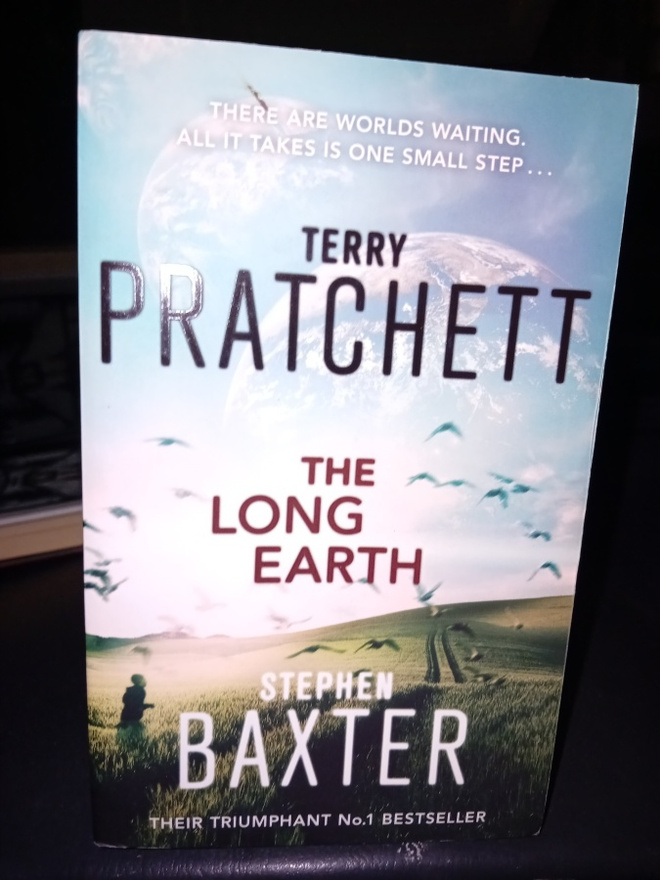 Terry Pratchett & Stephen Baxter: THE LONG EARTH (Sis.pk:t )