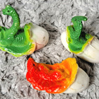 Kolme kuoriutuvaa dinosauruksen poikasta figuureina - pikkukuva 2