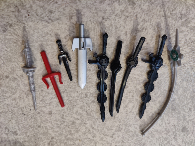 Action figuurien tarvikkeita - Miekkoja ja saita