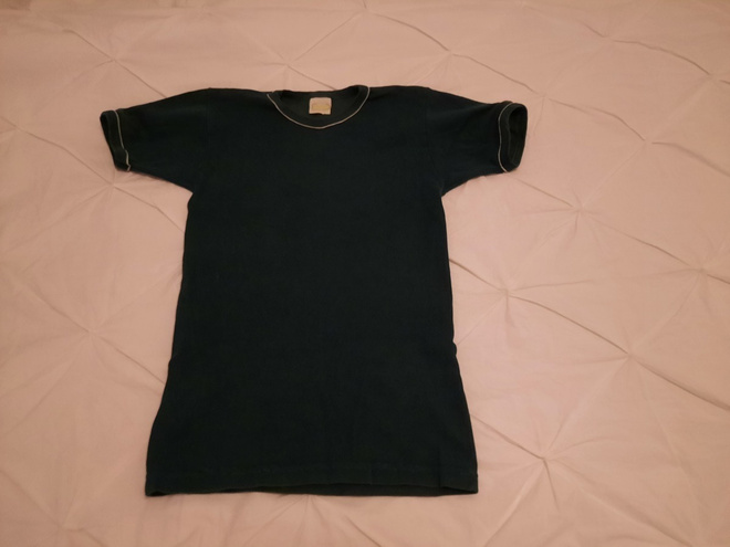 Tummanvihreä Levi's t-paita