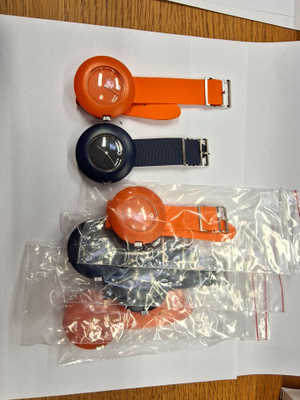 Oransseja ja mustia rannekelloja 6kpl
