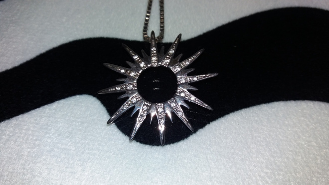 Desing Hopea aurinko riipus kaulakoru kivillä