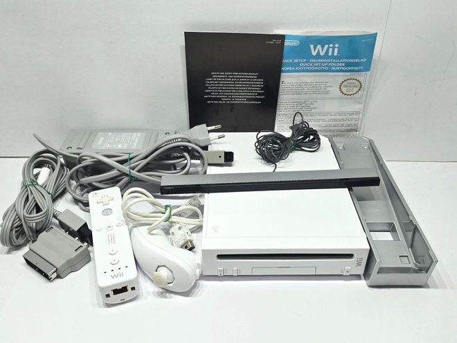 Wii konsoli + ohjaimet [3]