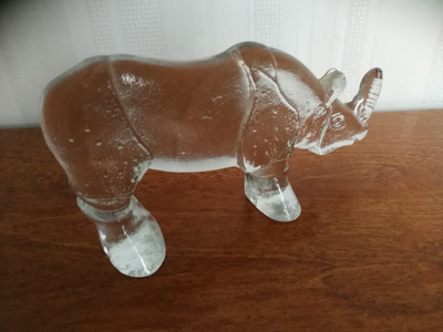 Lasinen Sarvikuono figuuri