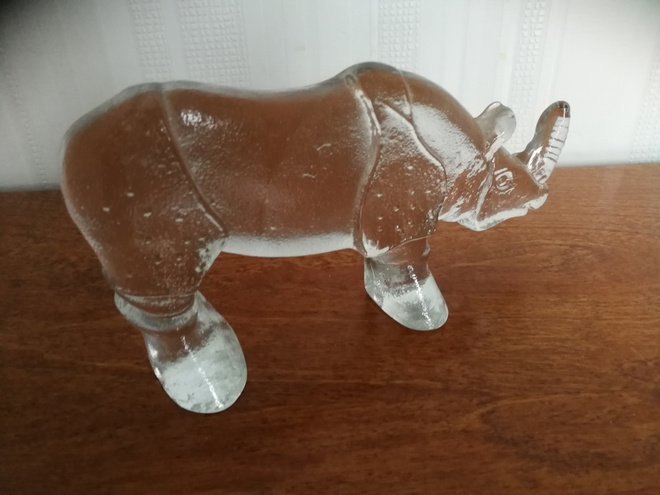 Lasinen Sarvikuono figuuri