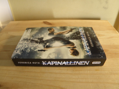 Veronica Roth Kapinallinen (nidottu)