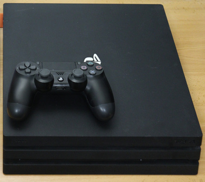 PS4 Pro Versio 9.03 1TB + pelejä
