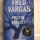 Fred Vargas - Pystyyn Kuolleet Kirja - pikkukuva 1