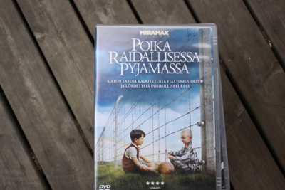 Poika raidallisessa pyjamassa suomi txt DVD