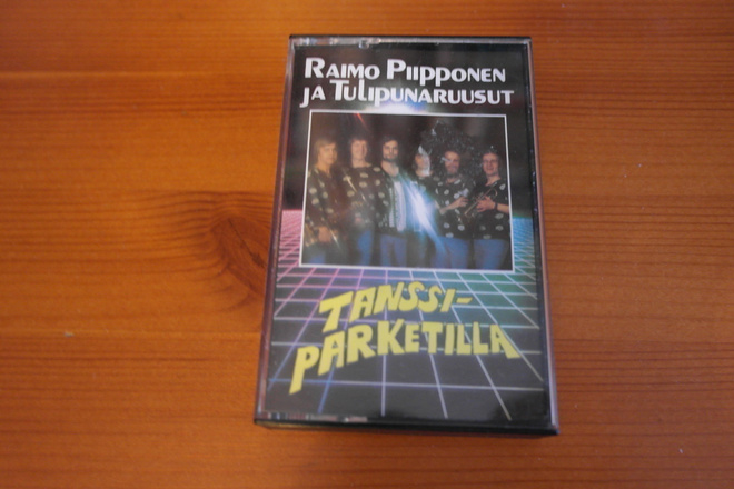 Raimo Piipponen ja Tulipunaruusut:Tanssiparketilla C-kasetti