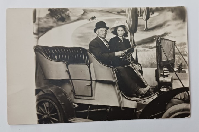Nuori leidi ja herra uuden automobiilin kyydissä, ei p.