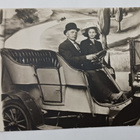 Nuori leidi ja herra uuden automobiilin kyydissä, ei p. - pikkukuva 1