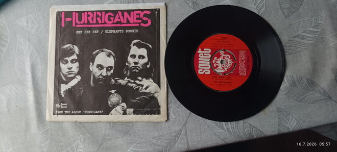Hurriganes single Hey Hey Hey Iso-britannia