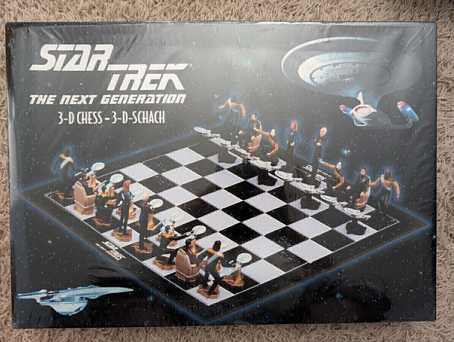 STAR TREK - THE NEXT GENERATION 3-D CHESS