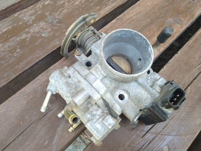 Toyota Corolla e100 sarjan kaasuläppäkotelo.