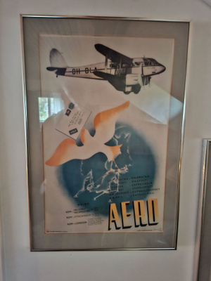 Aero Oy:n (nyk. Finnair) mainosjuliste kehystettynä.