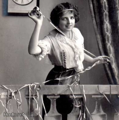 NAINEN / Hymyilevä kaunis tyttö ja serpentiiniä. 1910-l.