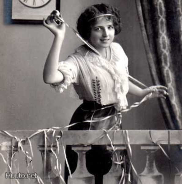 NAINEN / Hymyilevä kaunis tyttö ja serpentiiniä. 1910-l.