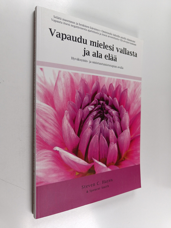 Steven C. Hayes : Vapaudu mielesi vallasta ja ala elää