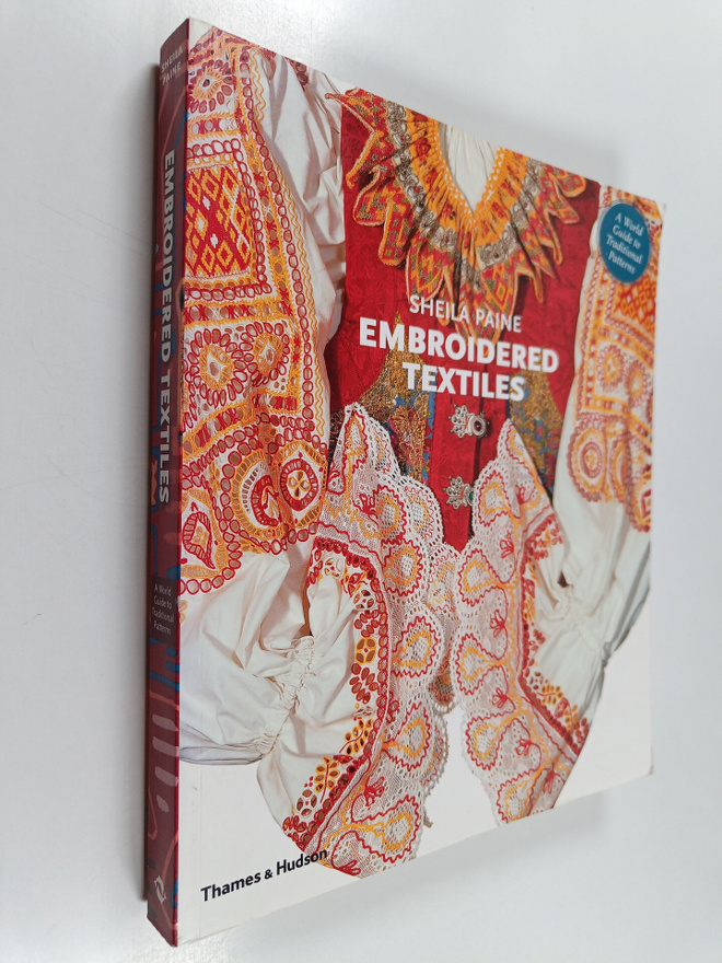 Sheila Paine : Embroidered textiles : a world guide to tr...