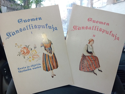 Suomen kansallispukuja 1-2 ( SIS POSTIKULU  )