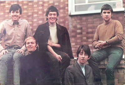 THE HOLLIES - POP-lehden keskiaukeama