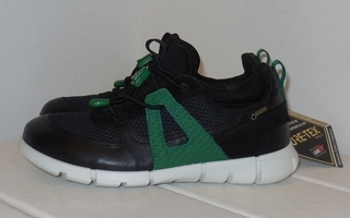 29 - Ecco goretex mustat lenkkarit * UUDET