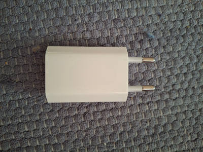 Alkupäräinen pieni Apple USB laturi (ilman kaapeli)