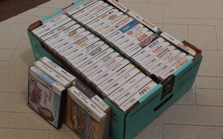 Laatikollinen Nintendo DS pelejä