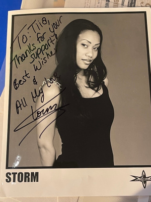 Sharmell "Storm" Sullivan nimikirjoitus promokuvassa