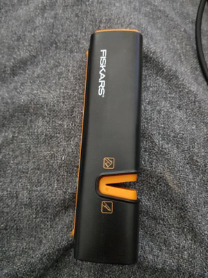 Fiskars Xsharp kirveen- ja veitsenteroitin
