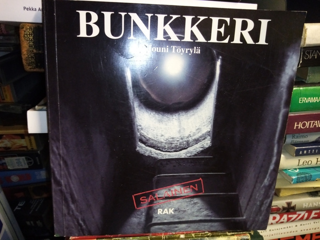 Jouni Töyrylä : Bunkkeri ( SIS POSTIKULU )
