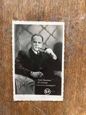 YRJÖ TUOMINEN, SIGNEERATTU VALOKUVA