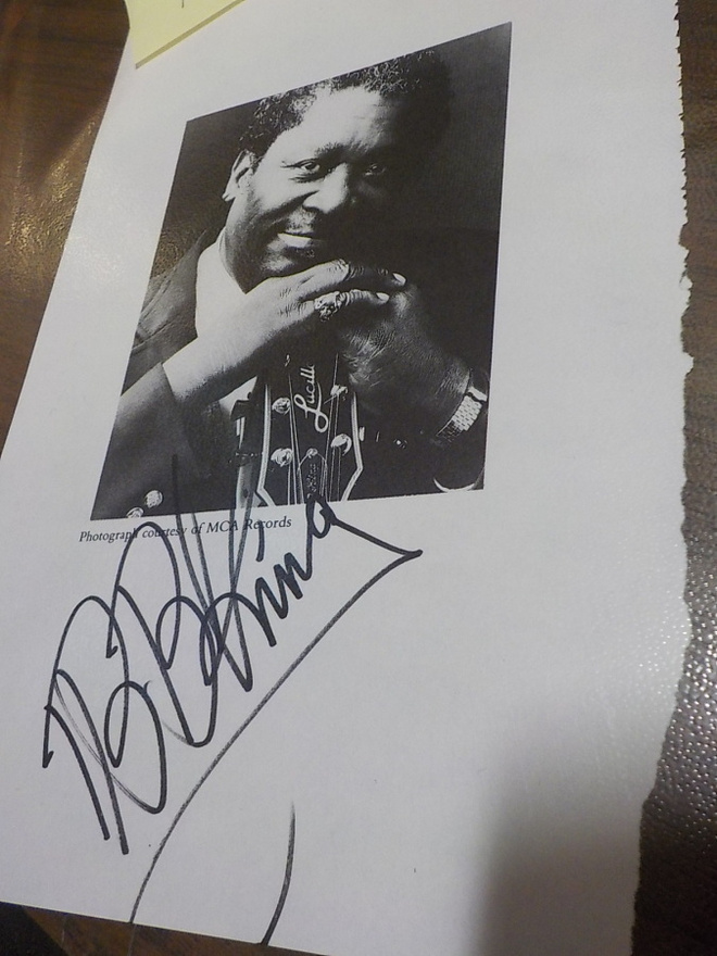 B.B. KING NIMIKIRJOITUS KUVASSA