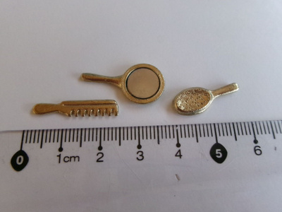 Nukkekoti peili, harja ja kampa metallia