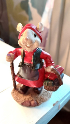 SULOINEN HIIRIROUVA JOULULAHJOJA KANTAMASSA