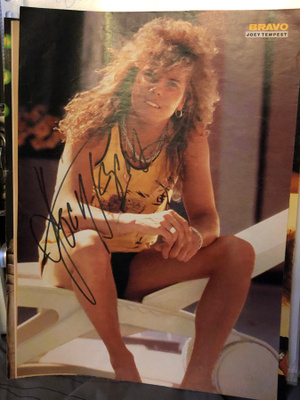 Joey Tempest / Europe nimikirjoitus lehtikuvassa