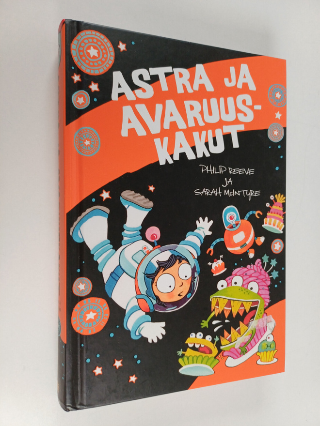 Philip Reeve : Astra ja avaruuskakut