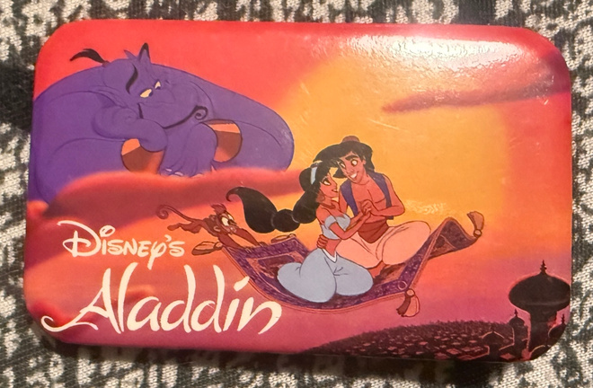 ALADDIN ELOKUVAN PRESSINÄYTÖKSEN RINTANAPPI 1992