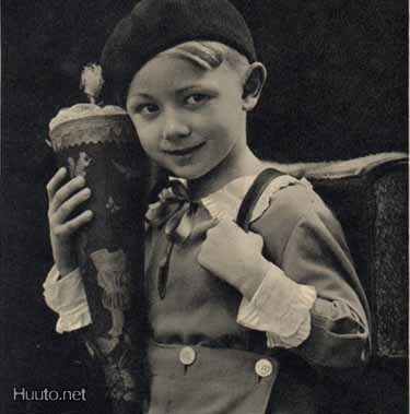 LAPSI / Koulupoika baretti päässä, reppu ja tuutti. 1930-l.