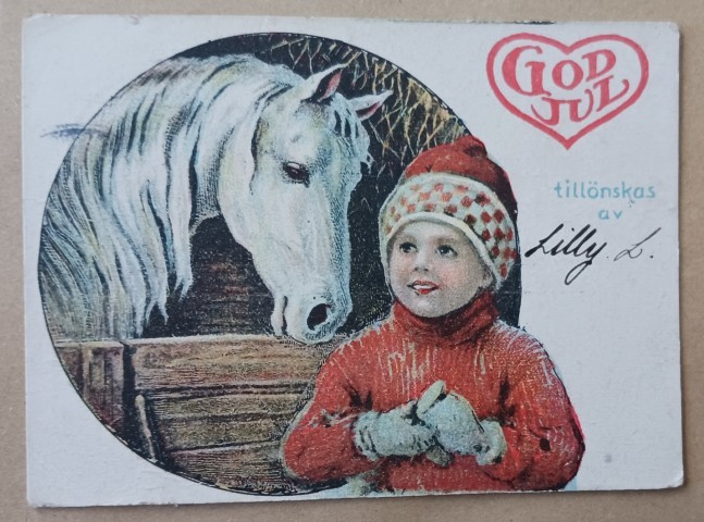 Pikkuherra ja hevonen tallissa, vanha väripk, p. 1919