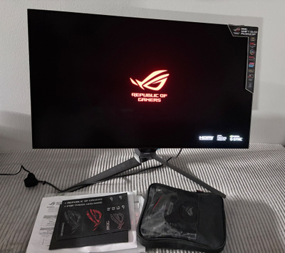 Asus ROG Swift 31.5" OLED PG32UCDP pelimonitori