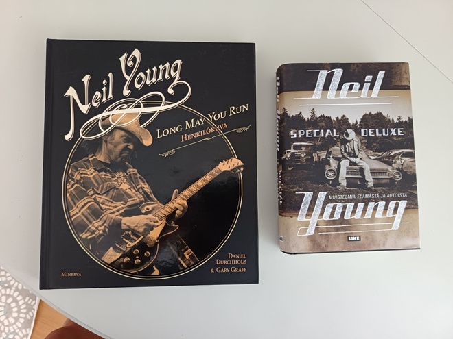 NEIL YOUNG -elämänkertakirjat suomeksi
