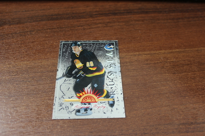1997-98 Leaf International #25 Alexander Mogilny
