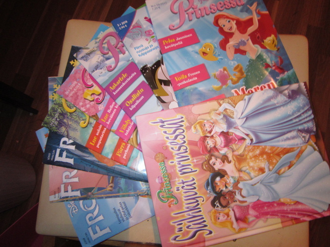 Puuhaa Prinsessa kirja 5 prinsessa lehteä ja 3 Frozen lehteä