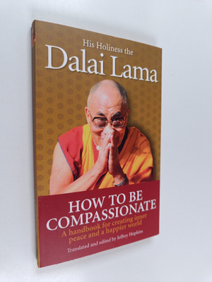 Dalai Lama XIV : How to be compassionate : A handbook for...
